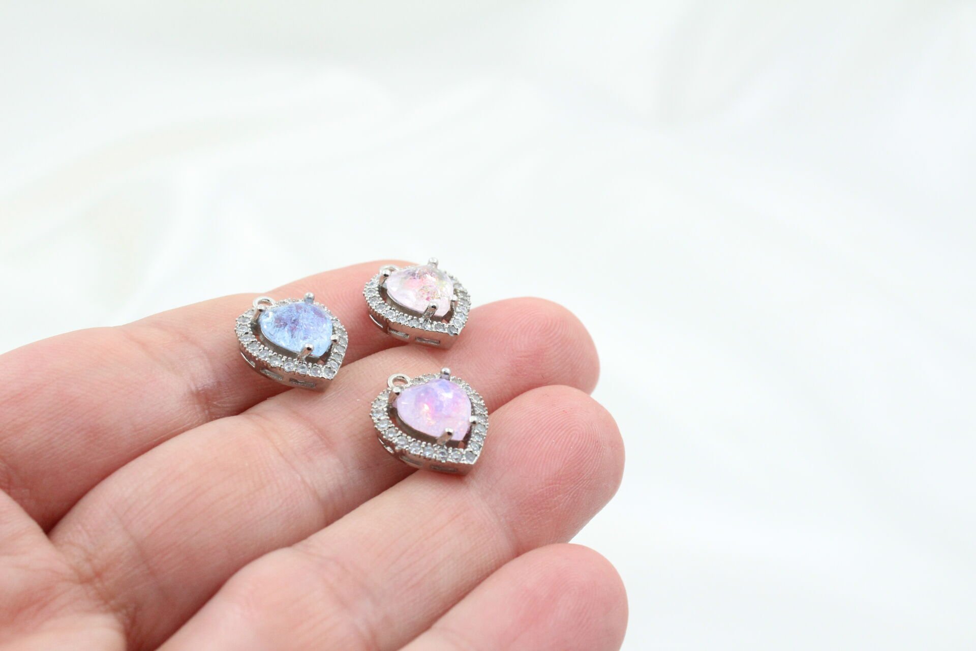 Rodyum Kaplama Sıra Taşlı Simli Kalp Kolye Ucu