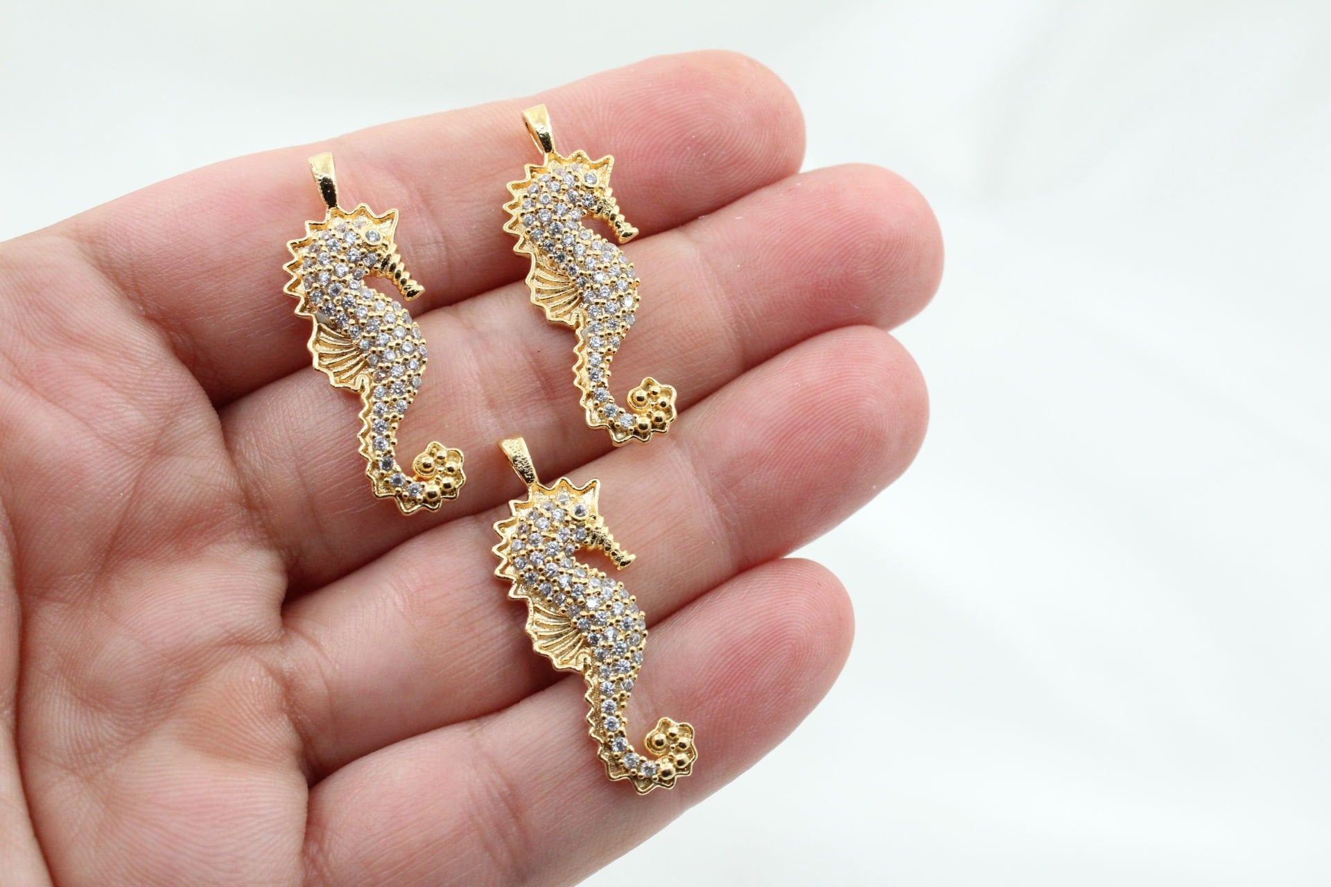 Altın Kaplama Beyaz Taşlı Deniz Atı