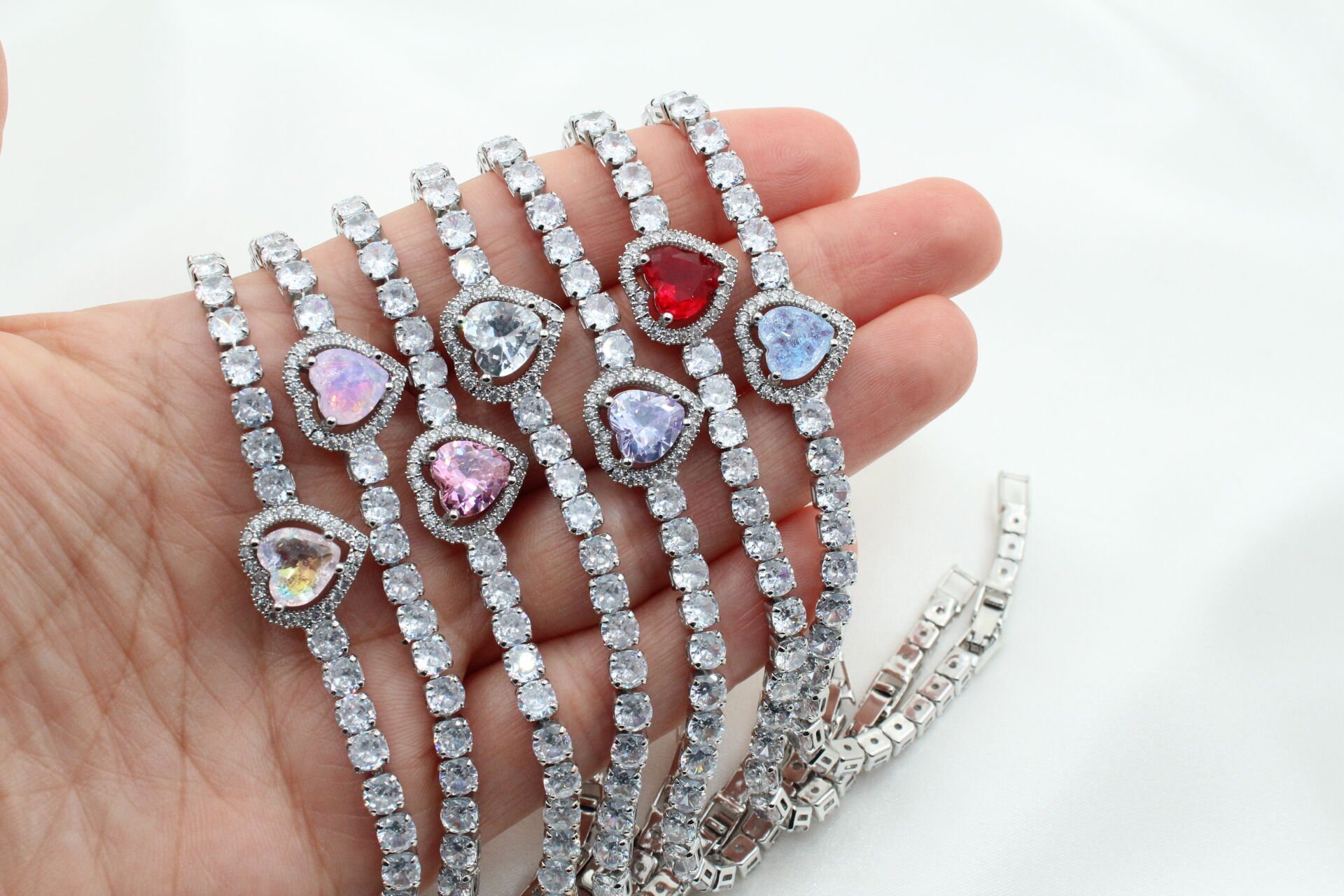 Rodyum Kaplama Sıra Taşlı Kalp Su Yolu Bileklik