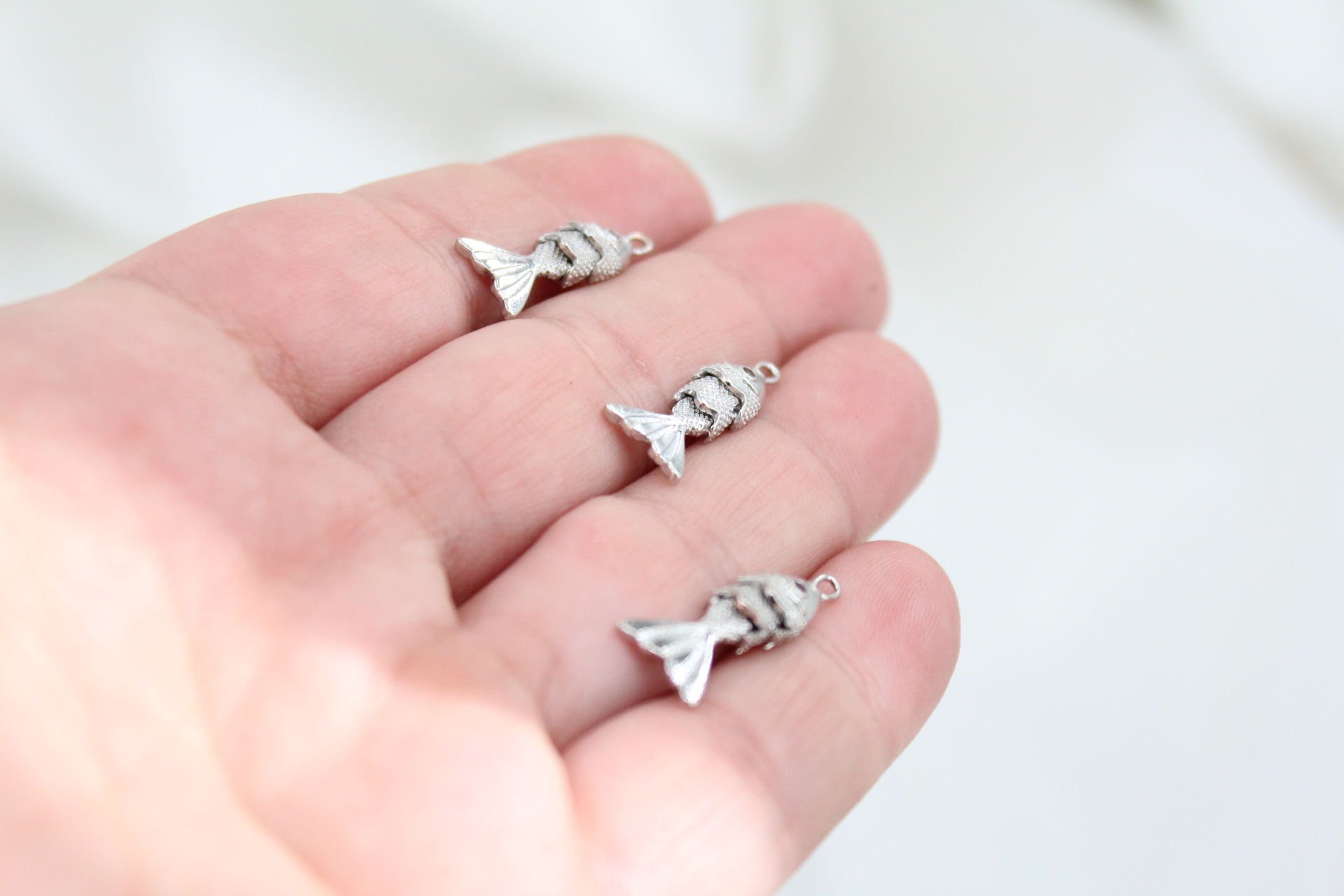 Rodyum Kaplama Kırmızı Gözlü Küçük Oynar Balık