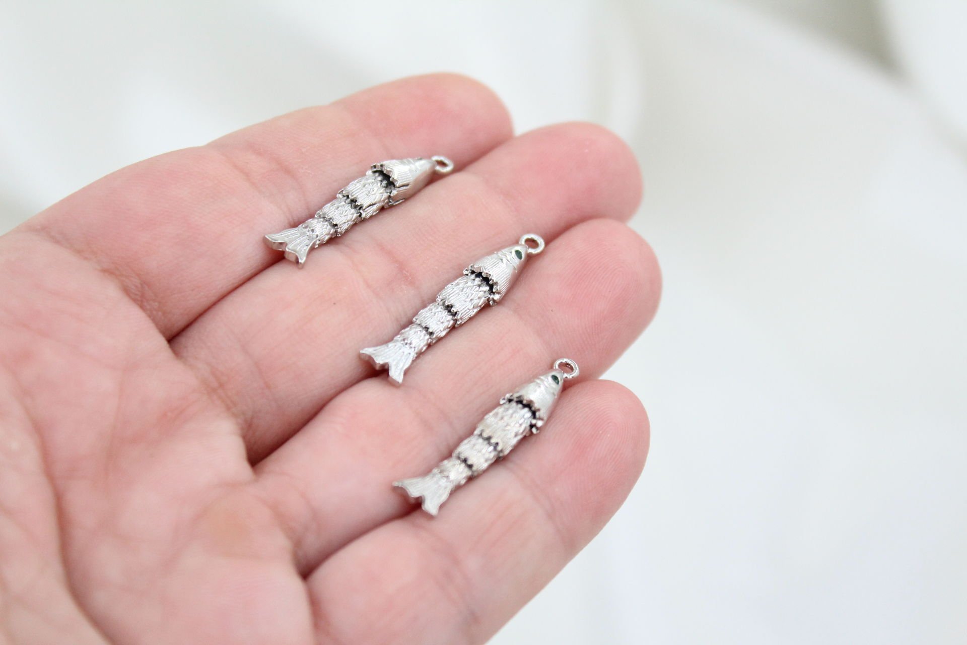 Rodyum Kaplama Yeşil Gözlü İnce Küçük Oynar Balık