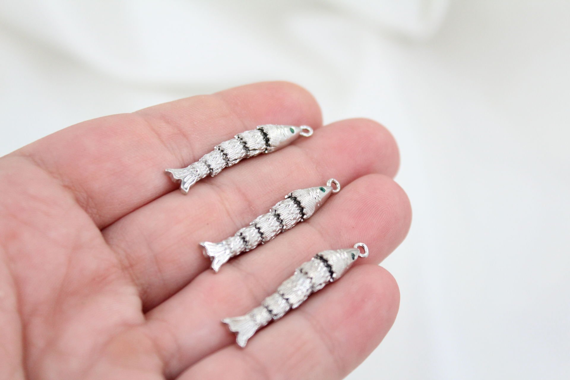 Rodyum Kaplama Yeşil Gözlü İnce Büyük Oynar Balık